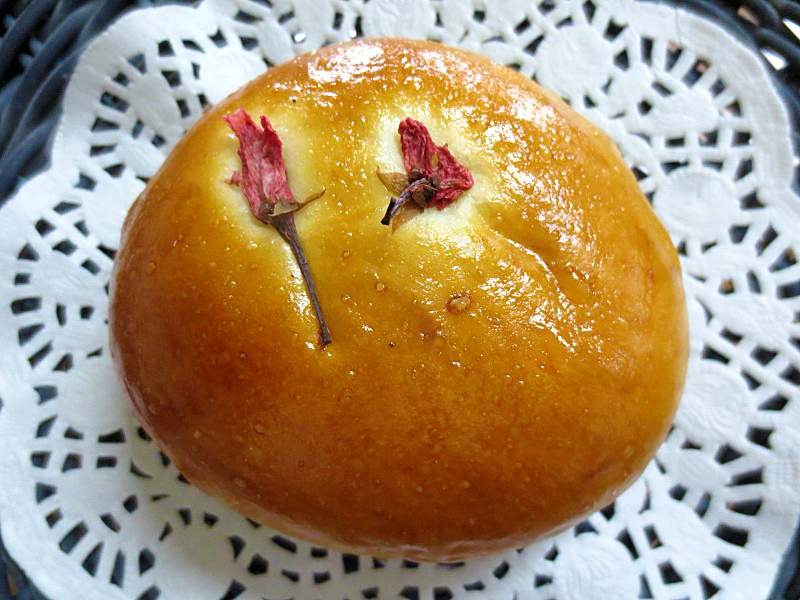 神戸の手作りパン屋さんホルスのおすすめパン｜「桜餅あんぱん」￥200（税込￥216）[名谷限定]
