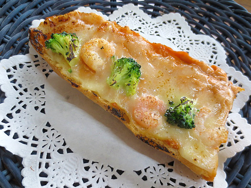神戸の手作りパン屋さんホルスのおすすめパン｜「海老ビスクソースとブロッコリーのタルティーヌ」ハーフ／￥180(税込￥194.4)・ロング／￥360(税込￥388.8)[名谷限定]