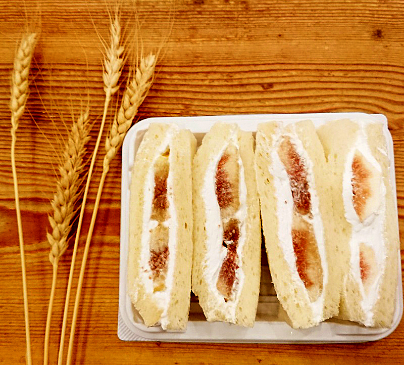 神戸の手作りパン屋さんホルスのおすすめパン｜「季節のフルーツサンド　無花果」￥520（税込￥561.6）[名谷限定]