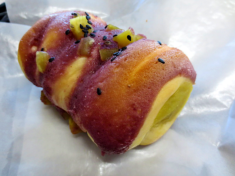 神戸の手作りパン屋さんホルスのおすすめパン｜「お芋あんコルネ」￥220（税込￥237.6）[新長田限定]