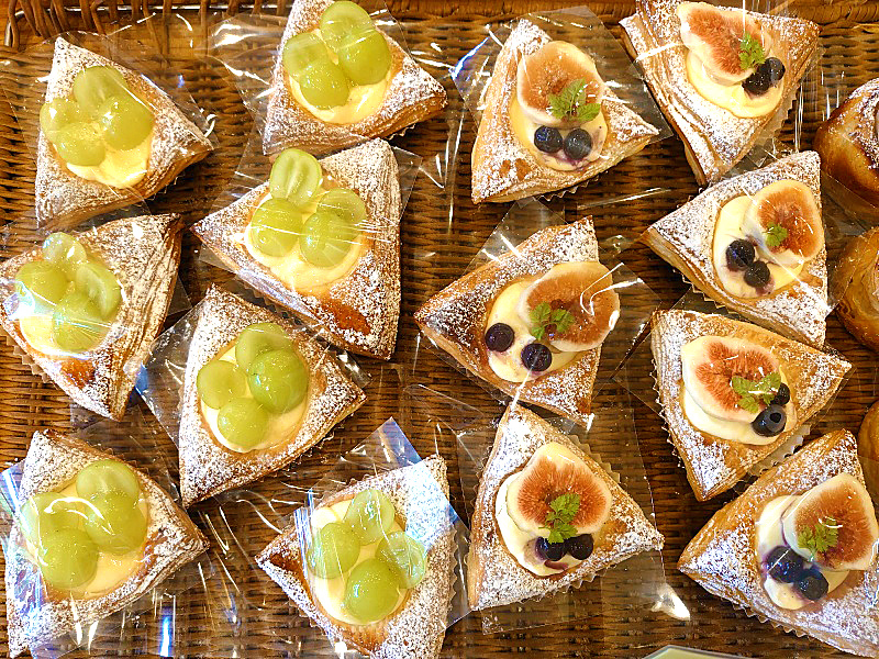神戸の手作りパン屋さんホルスのおすすめパン｜「季節のダノワーズ　シャインマスカット＆無花果」￥280（税込￥302.4）[共通]