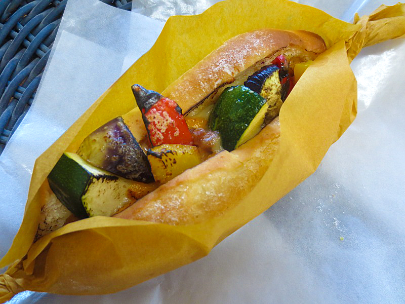神戸の手作りパン屋さんホルスのおすすめパン｜「彩り野菜のスパイシーカスクート」￥300（税込￥324）[名谷限定]