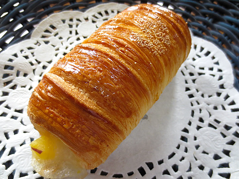 神戸の手作りパン屋さんホルスのおすすめパン｜「お餅入りスイートポテトデニッシュ」￥280(税込￥302.4)[名谷限定]