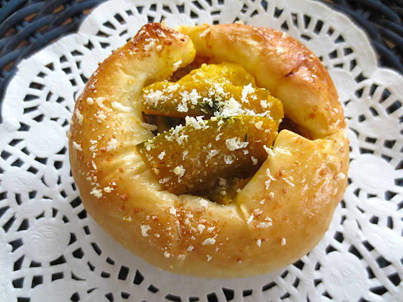 神戸の手作りパン屋さんホルスのおすすめパン｜「パンプキンカレーパン」￥220(税込￥237.6)[新長田限定]