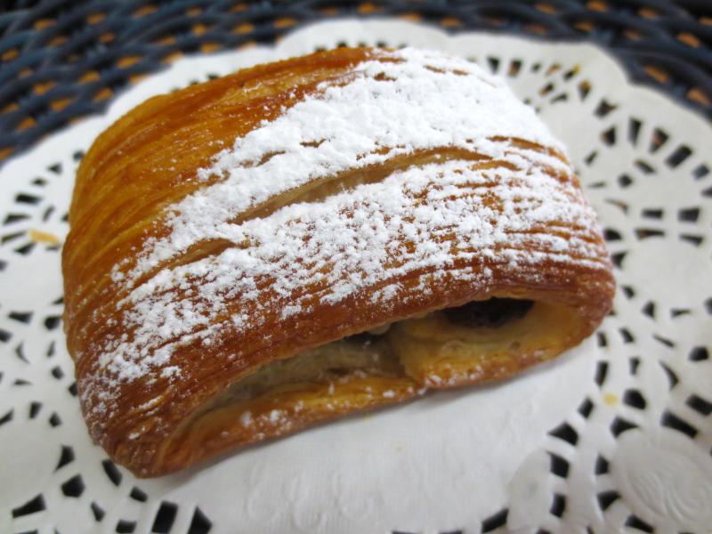 神戸の手作りパン屋さんホルスのおすすめパン｜「ヌテラ・アーモンドのパンスイス」￥300(税込￥324)[名谷限定]