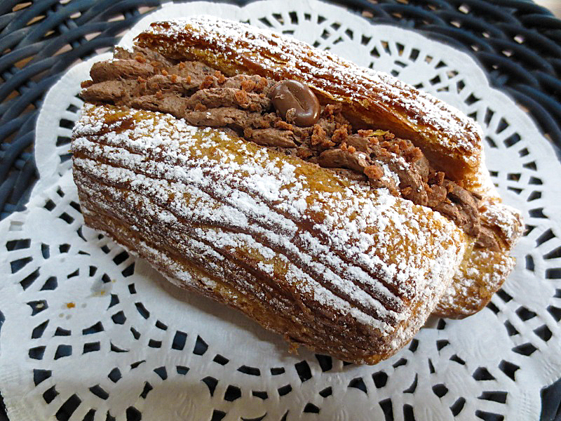 神戸の手作りパン屋さんホルスのおすすめパン｜「ガナッシュ・オ・ブッシュドノエル」￥300(税込￥324)[名谷限定]