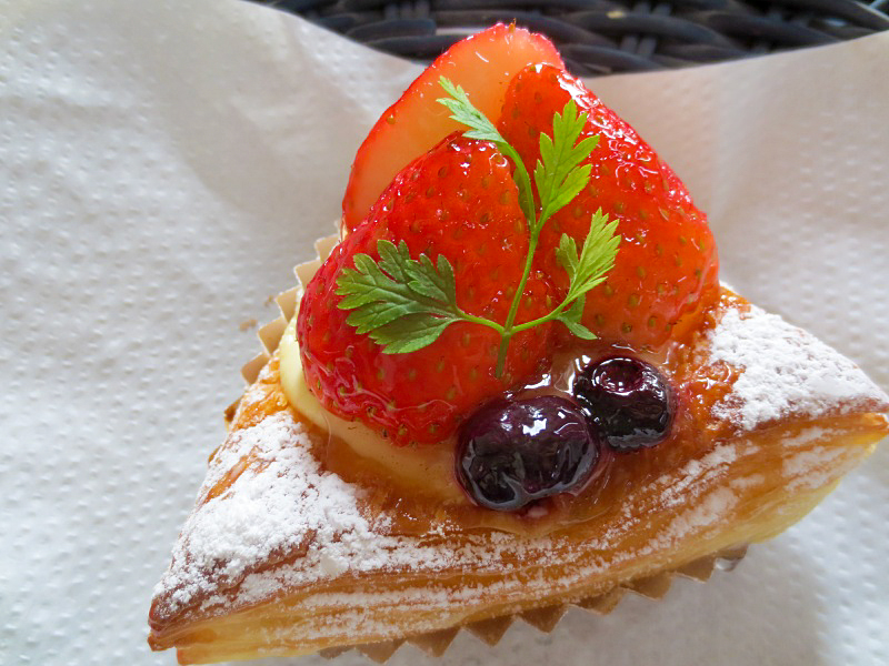 神戸の手作りパン屋さんホルスのおすすめパン｜「苺のダノワーズ」￥300(税込￥324)[共通]