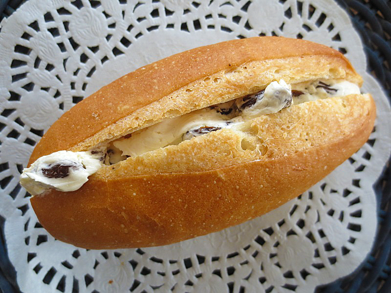 神戸の手作りパン屋さんホルスのおすすめパン｜「ドライフルーツのミルクフランス」￥260(税込￥280.8)[名谷限定]　※期間限定