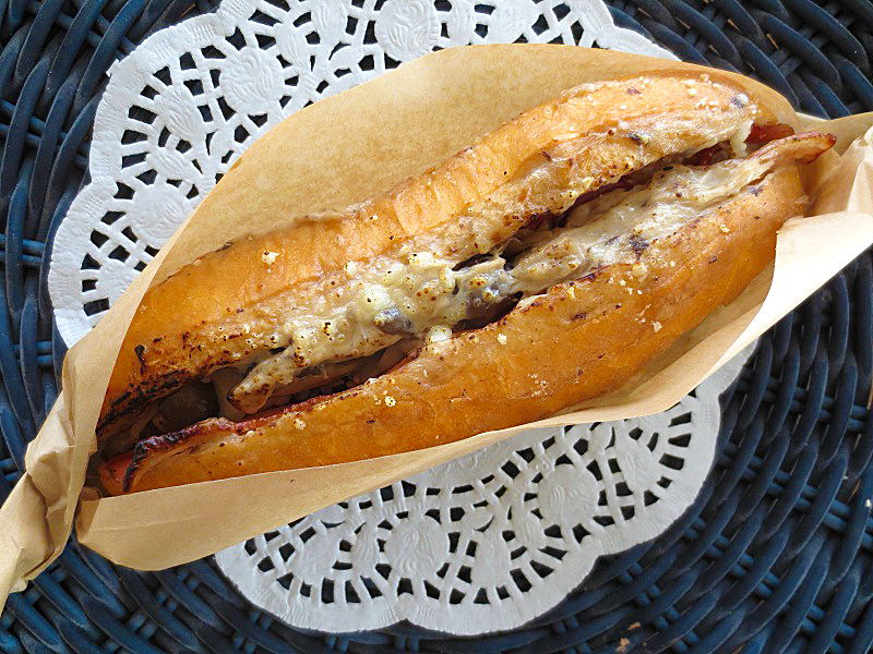 神戸の手作りパン屋さんホルスのおすすめパン｜「ベーコンときのこのトリュフソース添え」[共通]　※新長田店と名谷店でサイズが異なります。