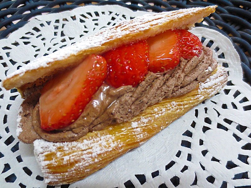 神戸の手作りパン屋さんホルスのおすすめパン｜「苺のミルフィールショコラ」」￥350(税込￥378)[名谷限定]