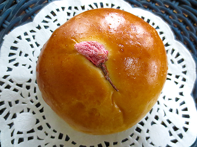神戸の手作りパン屋さんホルスのおすすめパン｜「桜餅あんぱん」￥220(税込￥237.6)[名谷限定]